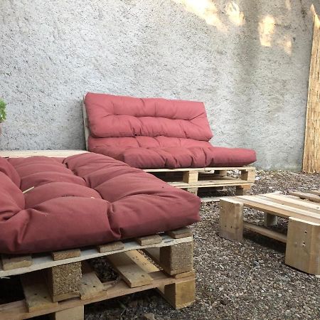 Maisonnette Independante Avec Jardin/Patio Ним Екстериор снимка
