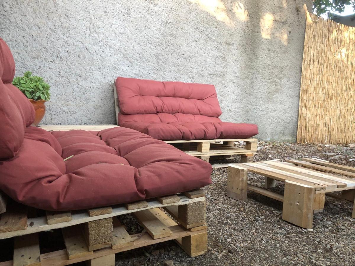 Maisonnette Independante Avec Jardin/Patio Ним Екстериор снимка